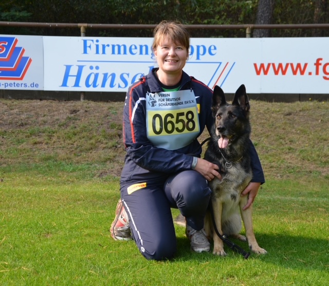 Ute Wolters mit ihrem Hund im Wettkampf.